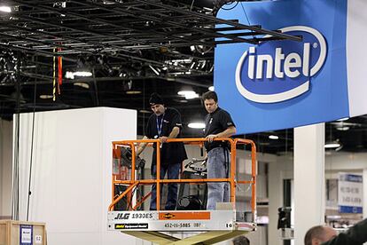 Dos operarios preparan en espacio de Intel en la feria de electrnica de consumo de Las Vegas, el CES, que comienza el 5 de enero.