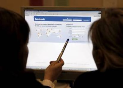 Actualmente un 67 por ciento de los estadounidenses tienen una cuenta activa en Facebook, lo que confirma a esta plataforma como la red social más popular del país. EFE/Archivo