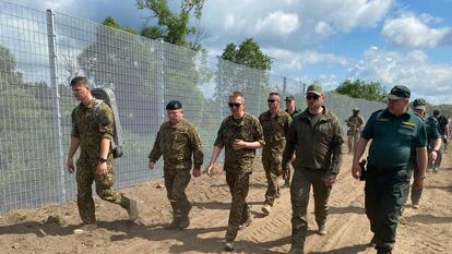 El presidente letón Edgars Rinkevics (tercero por la izquierda), visitaba la construcción de una valla en la frontera con Rusia, el 18 de junio.