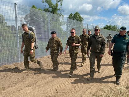 El presidente letón Edgars Rinkevics (tercero por la izquierda), visitaba la construcción de una valla en la frontera con Rusia, el 18 de junio.