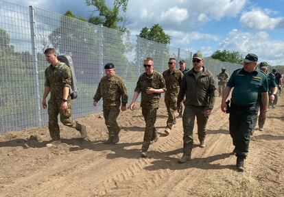 El presidente letón Edgars Rinkevics (tercero por la izquierda), visitaba la construcción de una valla en la frontera con Rusia, el 18 de junio.