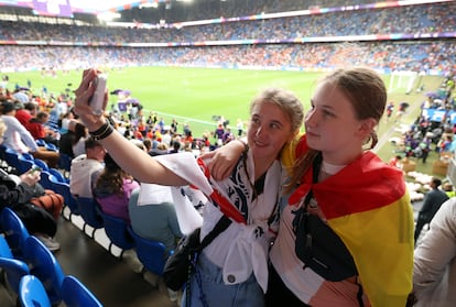 Una aficionada inglesa y una española posan para un selfi antes del inicio de la final de la Eurocopa femenina 2025 entre Inglaterra y España, este domingo.
