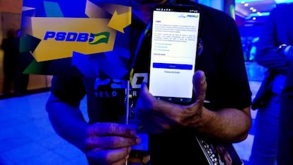 Celular com a plataforma virtual de votação das prévias do PSDB, que não funcionou.