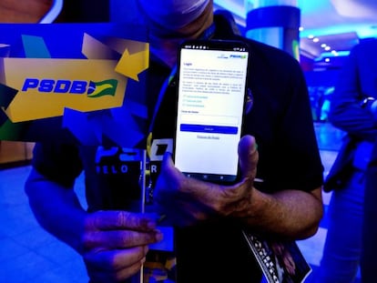 Celular com a plataforma virtual de votação das prévias do PSDB, que não funcionou.