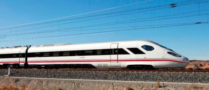 The Oaris train is the most advanced model of the Basque company CAF. It can travel at speeds of up to 350 kilometers per hour.