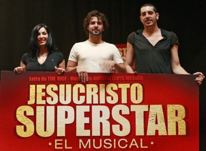 Miquel Fernández, en el centro, con Lorena Calero e Ignasi Vidal posa para la prensa antes de comenzar un ensayo de 'Jesucristo Superstar'. 