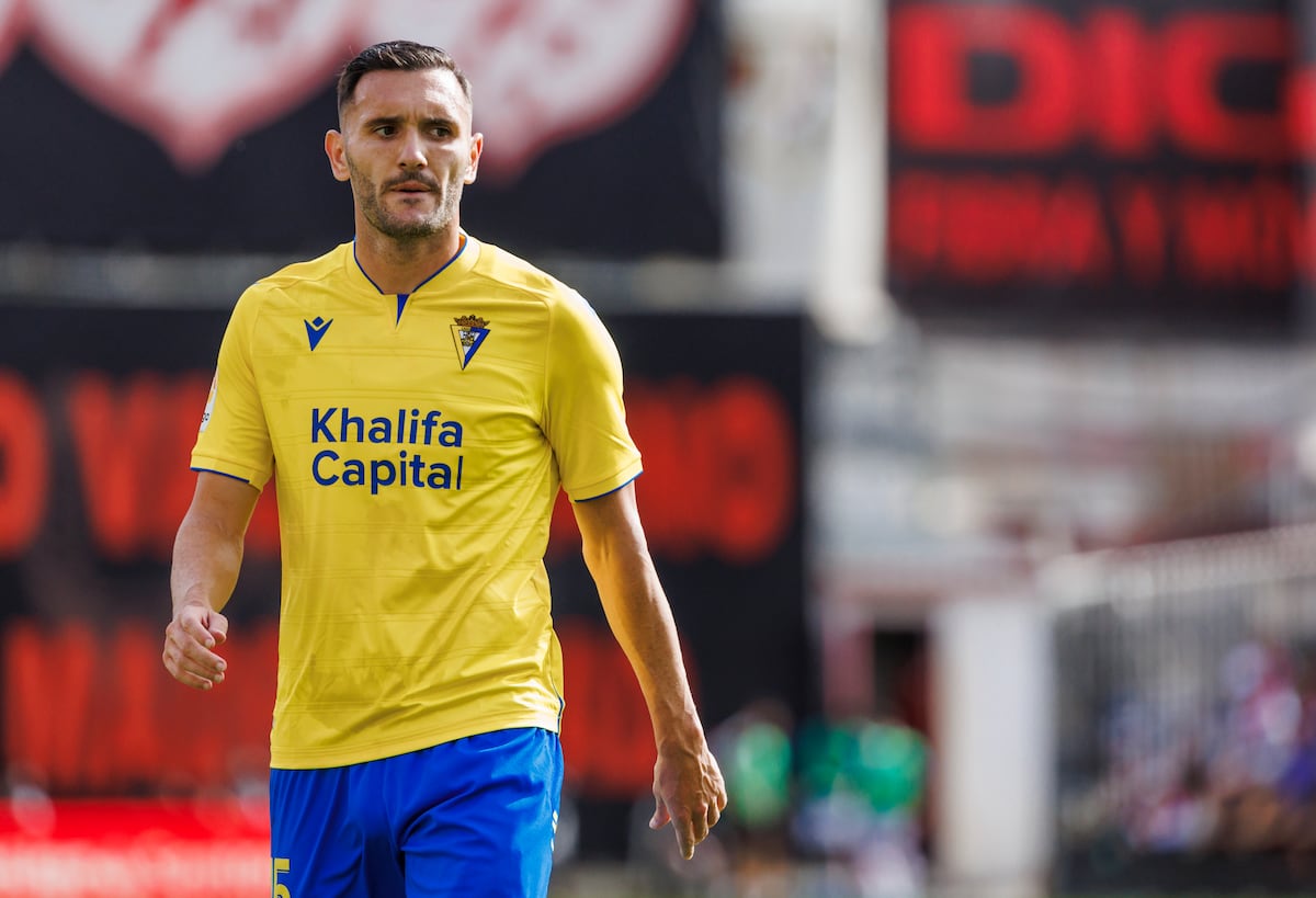 Two people arrested for defrauding soccer player Lucas Pérez of 340,000 euros | Spain Two people arrested for defrauding soccer player Lucas Pérez of 340,000 euros | Spain