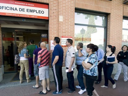Un grupo de personas hace cola en una oficina de empleo en Alcalá de Henares.