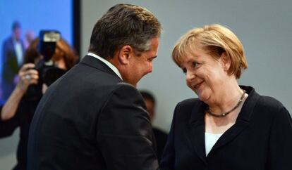 Gabriel, l&iacute;der de los socialdem&oacute;cratas, felicita a Merkel por su cumplea&ntilde;os, el pasado 17 de julio.