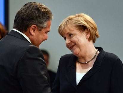 Gabriel, l&iacute;der de los socialdem&oacute;cratas, felicita a Merkel por su cumplea&ntilde;os, el pasado 17 de julio.