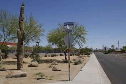 La avenida Peoria de Phoenix, sin un alma.