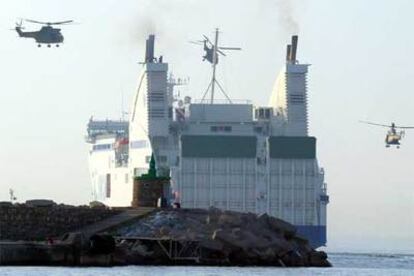 Helicópteros Puma franceses sobrevuelan el transbordador <i>Pascal Paoli</i> ayer en el puerto corso de Bastia.