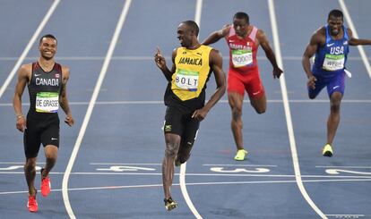 El jamaicano Usain Bolt y el canadiense Andre de Grasse compiten en la semifinal de 200 metros lisos. 