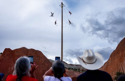 Bailarines tradicionales de México interpretaron la danza de los Voladores de Papantla durante el cierre del evento.