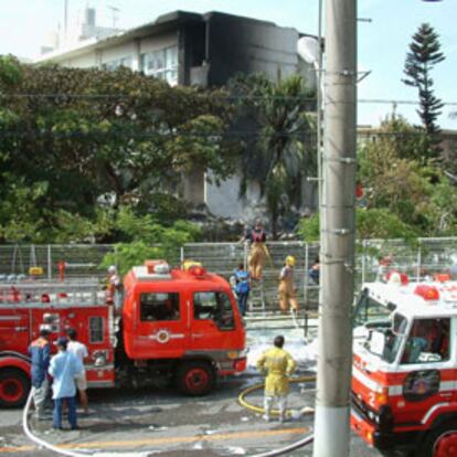 Los bomberos extinguen el fuego en los terrenos de la universidad de Okinawa.