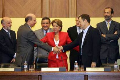 Magdalena Álvarez, entre Fernando Conte, presidente de Iberia (izquierda), y Bernardo Obrador (SEPLA).