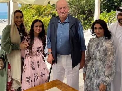 El rey Juan Carlos en Abu Dhabi durante un almuerzo con el piloto Khaled Al Qubaisi y su familia, en una imagen compartida por Twitter.