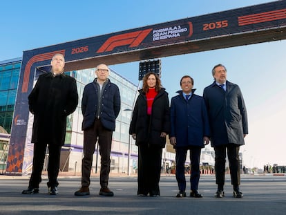 Isabel Díaz Ayuso, entre Stefano Domenicali y José Luis Martínez-Almeida, antes de la presentación del Gran Premio de España de Fórmula Uno de Madrid en Ifema, en 2024.