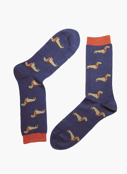 A medio camino entre la estética preppy y lo retro, así son los diseños de los calcetines de Naïve, como este modelo con perritos Teckel estampados.

10€