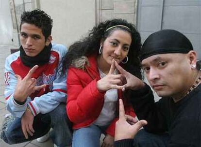 Un joven <b><i>latin king</b></i>, junto a Queen Melody y King Manaba, en el centro de Barcelona.