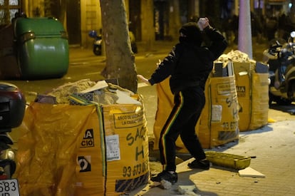 Un manifestante tira una piedra hacia los Mossos durante las protests de este jueves en Barcelona.