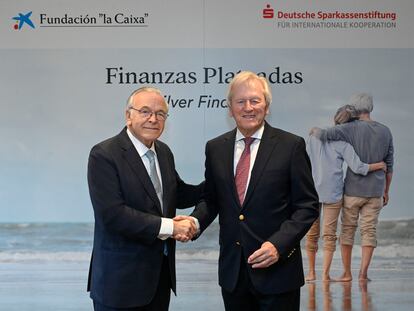 El presidente de la Fundación La Caixa, Isidro Fainé, y el presidente de la Sparkassenstiftung, Heinrich Haasis.