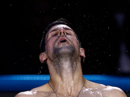 Djokovic, fatigado durante el partido contra Medvedev en el Pala Alpitour de Turín.