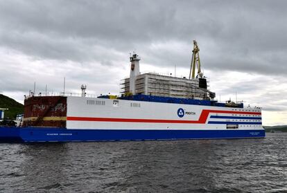 Vista general del 'Académico Lomonósov', el pasado junio en el puerto de Múrmansk.