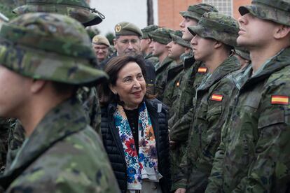 La ministra de Defensa, Margarita Robles, durante una visita al Centro de Formación de Tropa número 2 y al Regimiento de Artillería de Costa número 4, en el Acuartelamiento Camposoto (Cádiz), el 19 de enero. 
