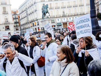 Varias personas se manifiestan durante la protesta de Médicos de Familia y Pediatras de la Comunidad de Madrid, en la Puerta del Sol, el pasado 18 de enero.