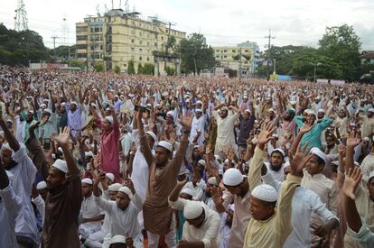 Seguidores del grupo radical islamista Hefazat durante una protesta en Chittagong pidiendo al gobierno de Bangladés que arme a los musulmanes rohingya que han huído de la violencia en la vecina Myanmar.