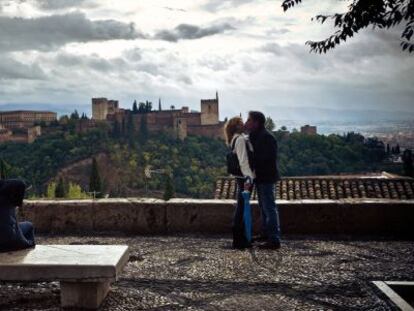 Vecinos y visitantes de Granada, en el mirador de San Nicolás, con la Alhambra al fondo.