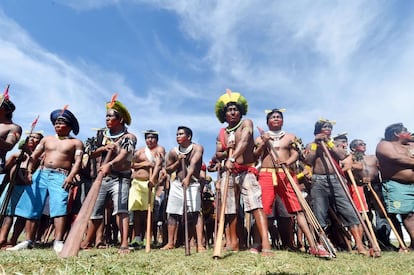Nativos de las etnias Kayapo y Pataxó forman una línea en actitud de batalla durante una protesta frente al Congreso mientras los legisladores discuten la ley que cambia la demarcación de sus tierras, en Brasilia.