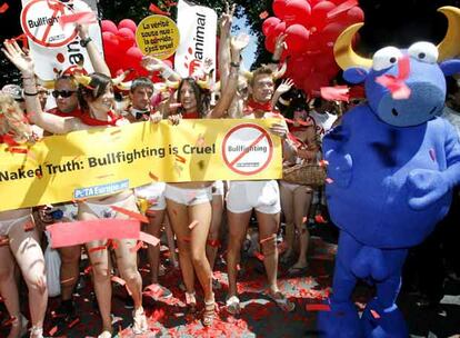 Convertido en uno de los referentes de Pamplona, la marca de ropa navarra "Kukuxumusu" ha llevado un toro a la manifestación. El "animal" ha dejado claro que él también está en contra de las corridas de toros. Razones no le faltan.