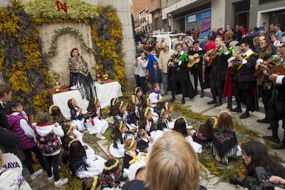 Una maya y su cortejo de acompañantes en una de las calles de la localidad madrileña.