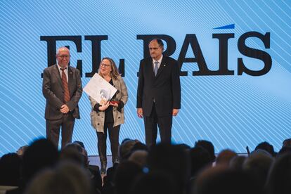 Patricia Fernández de Lis recoge el premio de la Sociedad Española de Médicos de Atención Primaria a la sección de 'Salud y Bienestar' de EL PAÍS.