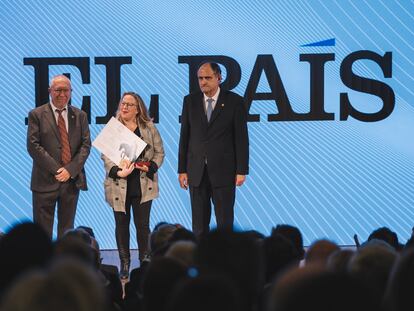 Patricia Fernández de Lis recoge el premio de la Sociedad Española de Médicos de Atención Primaria a la sección de 'Salud y Bienestar' de EL PAÍS.