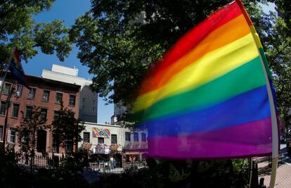 Una bandera arcoíris ondea frente a Stonewall Inn, en Nueva York.