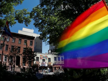 Una bandera arcoíris ondea frente a Stonewall Inn, en Nueva York.