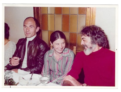 Irene Rouba, entre su marido Pawel Rouba y Fabià Puigserver, en los años setenta.