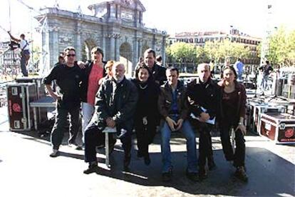 Los organizadores del concierto contra la guerra ante la Puerta de Alcalá.