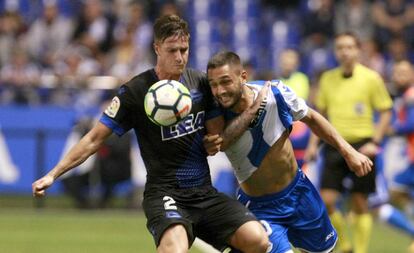 Florina Andone, del Deportivo, disputa la pelota al defensa alavesista Vigaray.