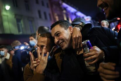 Un grupo de jóvenes bebe alcohol en Londres la noche del pasado 16 de octubre.