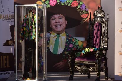 Uno de los trajes emblemáticos de Juan Gabriel, junto a un retrato de él y el sombrero sobre la silla. El conjunto ha sido exhibido en las inmediaciones del concierto homenaje al Divo de Juárez.