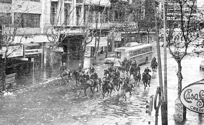 Los militares recorren a caballo la principal avenida de Montevideo, luego de reprimir la manifestación del 9 de julio de 1973. Ese día una multitud salió a la calle para repudiar el golpe de Estado del 27 de junio.