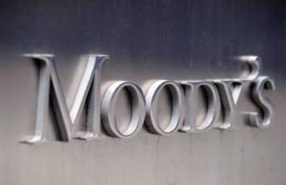En la imagen, logo de la agencia de calificación Moody's en la fachada de su sede en Nueva York (EEUU). EFE/Archivo