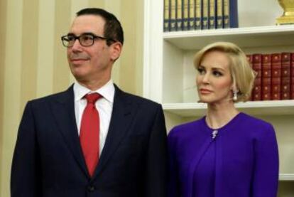 Steven Mnuchin y su mujer, Louise Linton.