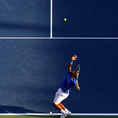 Nadal en un saque durante su partido ante Mahut.