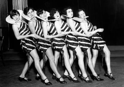 Varias mujeres en una fiesta de Navidad en Berlín, en 1928, disfrazadas como 'tiller girls', también conocidas como bailarinas de precisión o chicas de revista.
