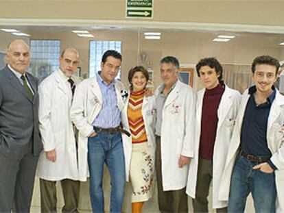 Actores de <b></b><i>Una nueva vida.</i> Abel Folk (izquierda) y Adolfo Fernández, a ambos lados de Nieve de Medina.